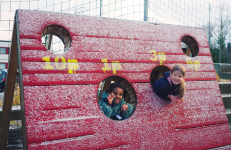 Vil du prøvesmake vår nye bachelor? To barn titter ut av et klatrestativ.