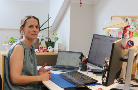 Professoren som vil inspirere til nye forståelser En kvinne sitter foran en pc-skjerm ved et skrivebord.