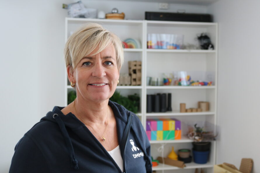 Portrett av en kvinne med kort, blondt hår.