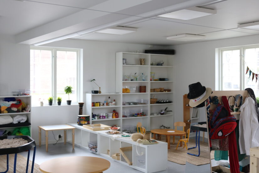 Et lyst rom med mange bokser med ulike materialer.