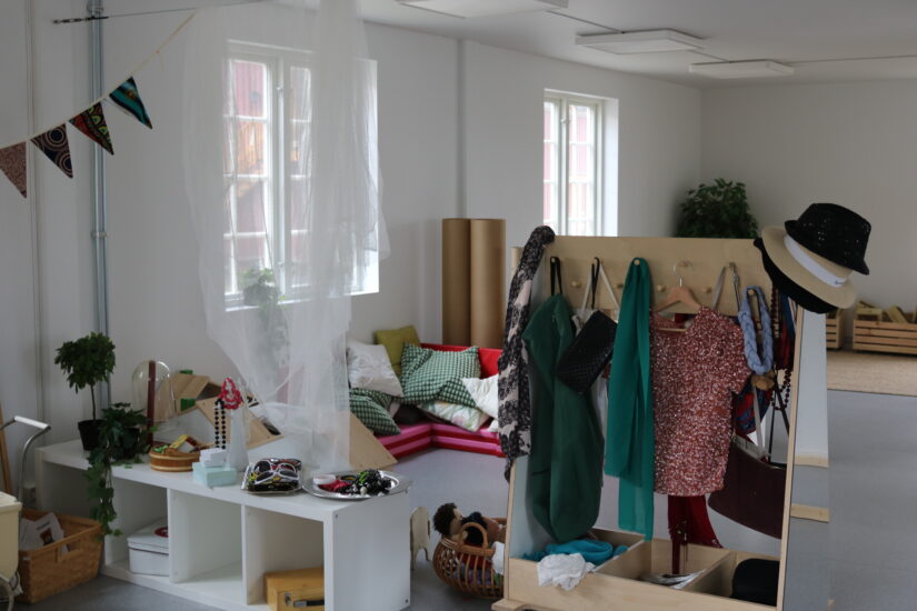 Et rom med mange hyller og forskjellige materialer liggende.