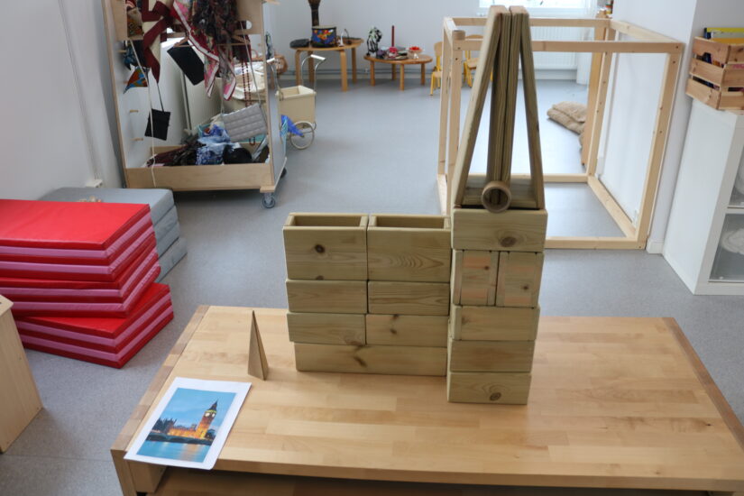 En kopi av Big Ben er bygget av byggeklosser.