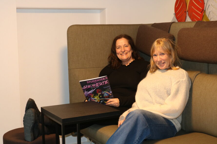 To kvinner sitter i en sofa.