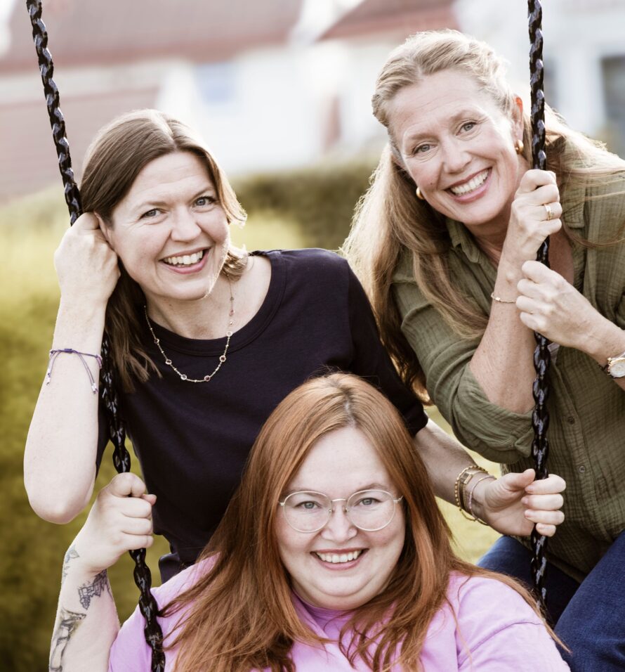 Tre kvinner sitter på en disse,