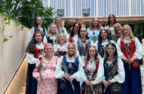 Bachelorseremoni i Kristiansund juni 2026 Mange unge voksne står ikledd bunad og penkjoler i en trapp.