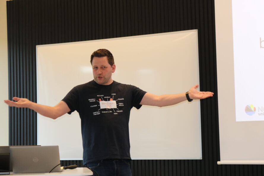 En mann med utslåtte armer.