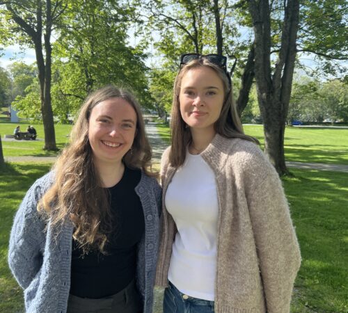Bilde av to kvinner i en park.