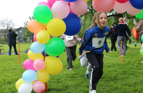 Aktivitetsdag på DMMH samlet over 1000 barn En jente løper gjennom en ballongportal.