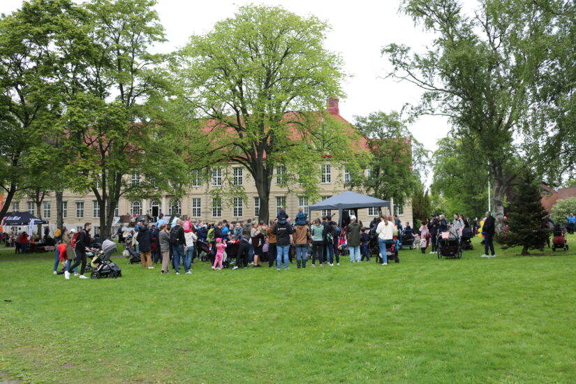 Mange folk er samlet i en park.