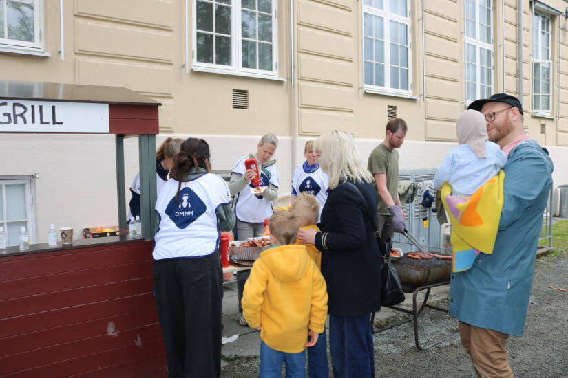 Et barn står i kø ved en matbod.