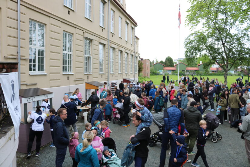 Mange mennesker står i kø for mat.