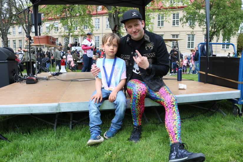 En liten gitt sitter sammen med musikeren Rocke-Rolf