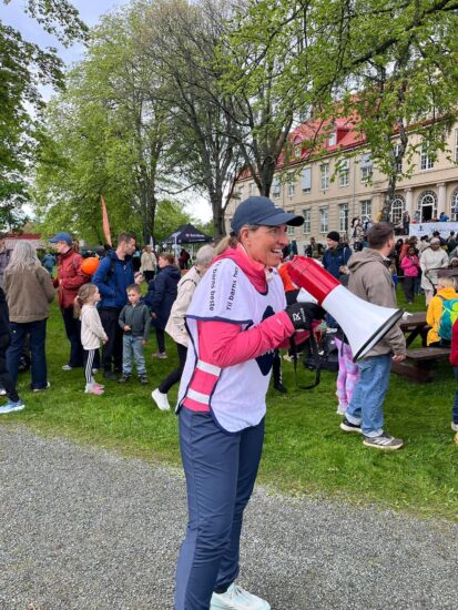 En kvinne snakker i en ropert.