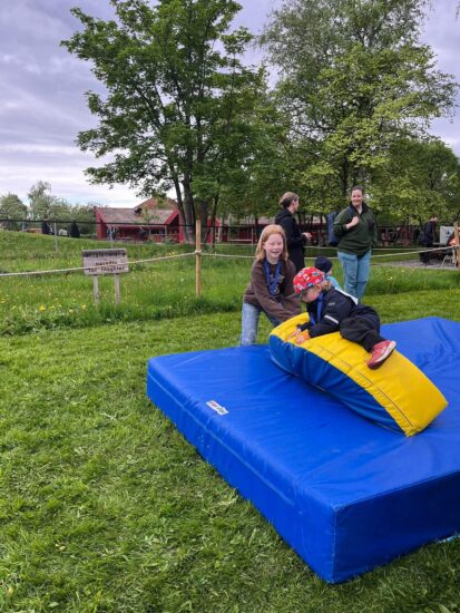 To barn leker på en tjukkasmadrass.