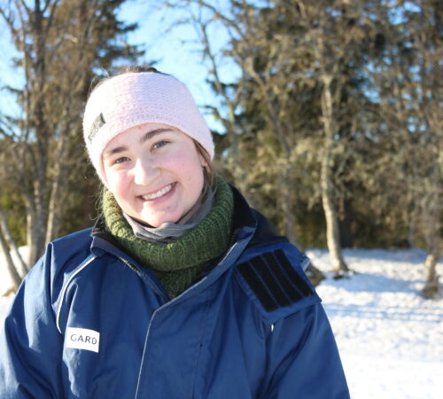 En ung kvinne er fotografert utendørs.