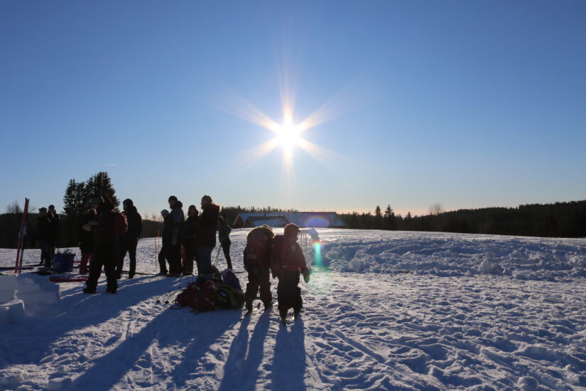 Sola skinner i et vinterlandskap.