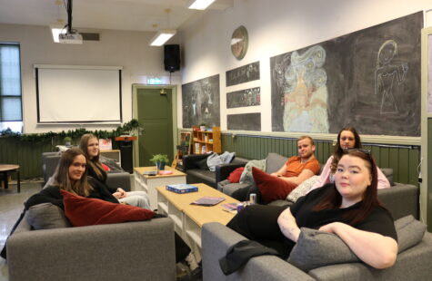 Flere studenter sitter rundt et bord  i Studentkroa på DMMH