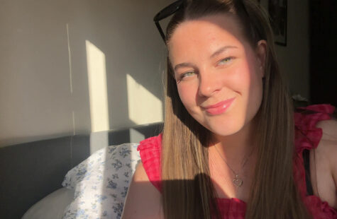 Portrett av en kvinne med sol og skygge i ansiktet.