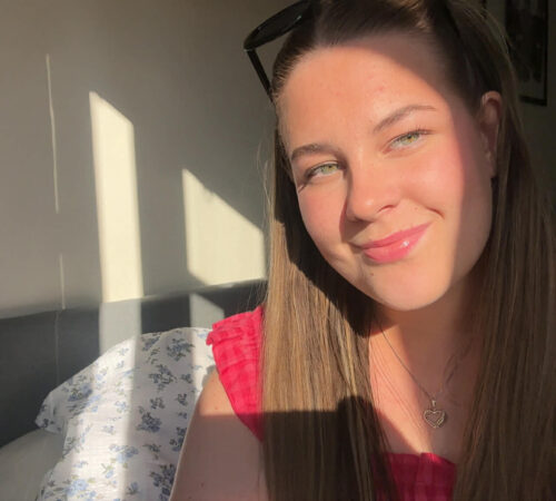 Portrett av en kvinne med sol og skygge i ansiktet.