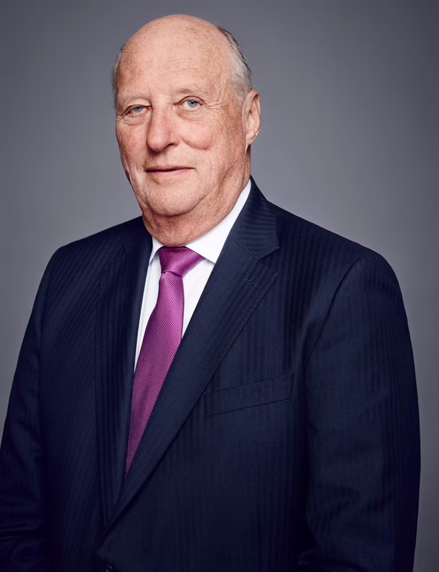 Enkeltportrett av Kong Harald i mørk dress, uten å vise bakgrunnsdetaljer.
