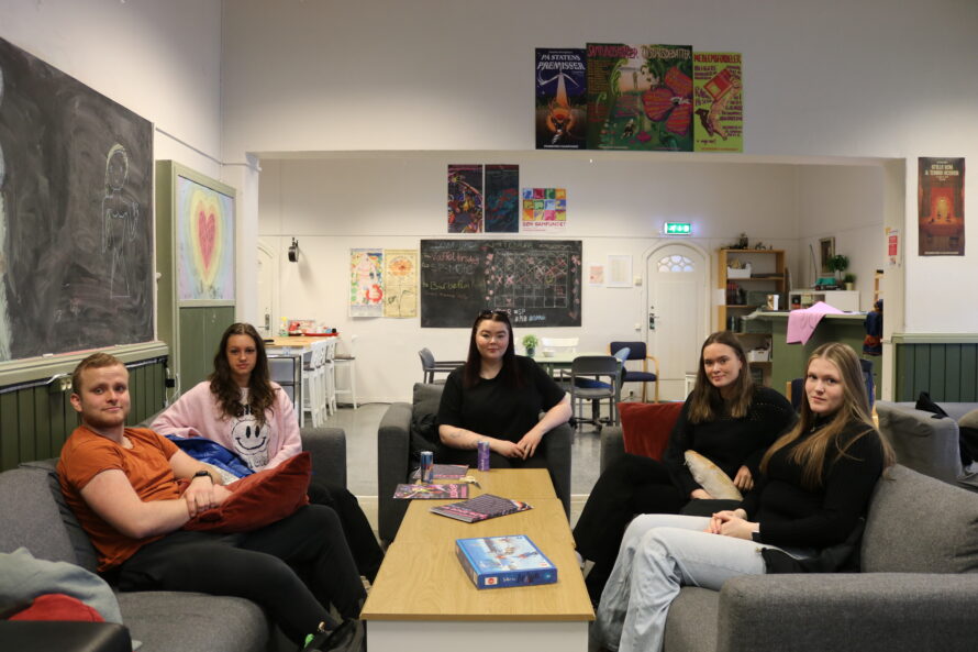 5 ungdommer sitter rundt et bord.