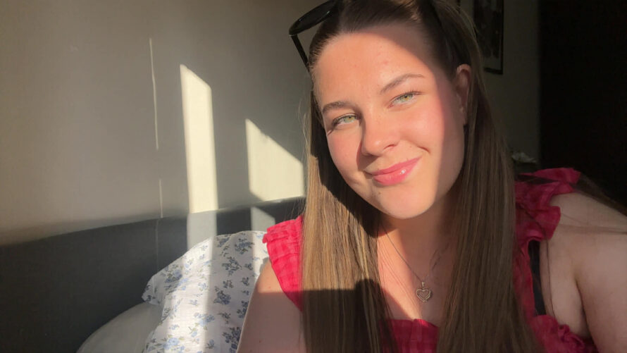 Portrett av en kvinne med sol og skygge i ansiktet.