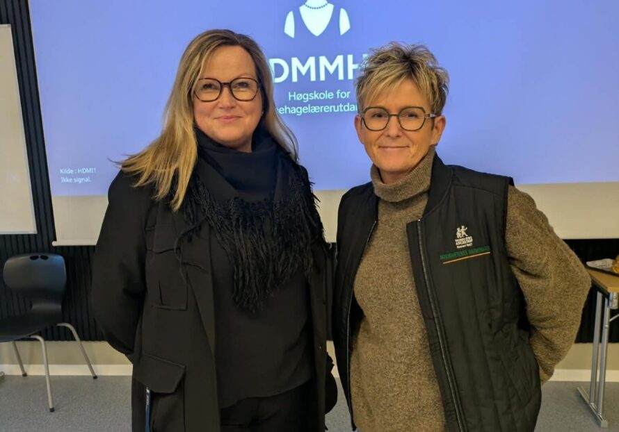 To kvinner fotografert foran DMMHs logo.