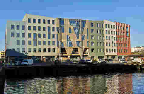 Bilde av campus Kristiansund fra utsiden på en vakker solfylt dag.