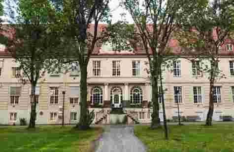 Bilde av hovedbygget til Dronning Maud fra sørsiden