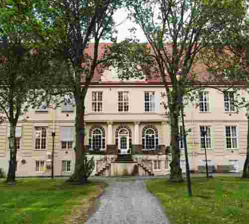 Bilde av hovedbygget til Dronning Maud fra sørsiden