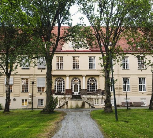 Bilde av hovedbygget til Dronning Maud fra sørsiden