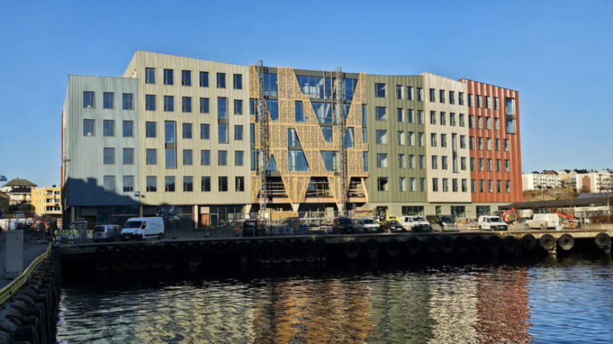 Bilde av campus Kristiansund fra utsiden på en vakker solfylt dag.