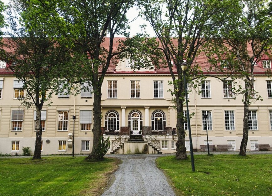 Bilde av hovedbygget til Dronning Maud fra sørsiden