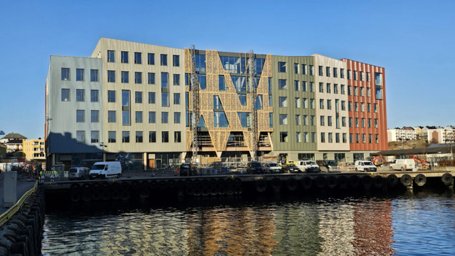 Bilde av campus Kristiansund fra utsiden på en vakker solfylt dag.