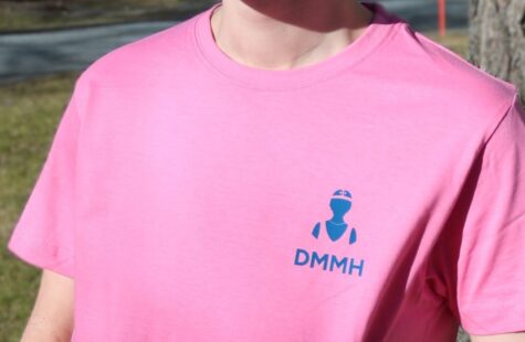 T-skjorte, rosa Kvinnelig student med en rosa DMMH t skjorte smiler i sola