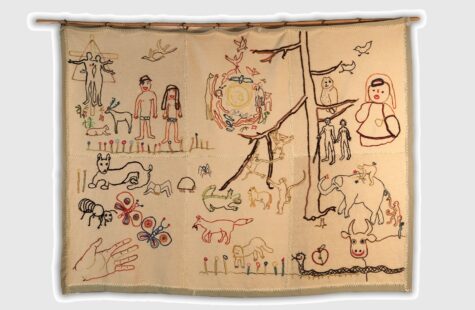 Jorden skal la alle slags levende skapninger gå fram Brodert teppe av militære fotkluter fra andre verdenskrig. Kunstneren Merete Helland Hansen Skogseth har brodert etter tegninger fra 15 personer i 5-79 årsalderen.