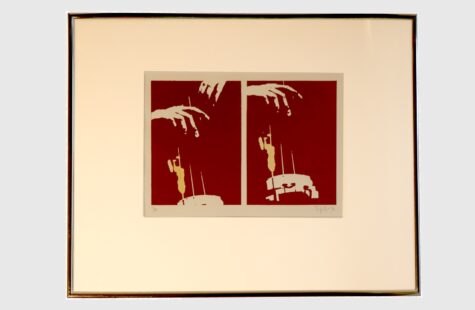 Uten tittel (s. 7) Innrammet silketrykk av en kontrabass hvor hånden som spiller skal være tegnet hånden til jazzmusiker Bjørn Alterhaug. Plassert i korridor i mellombygget utenfor musikkøvingsrom i 2. etasje.