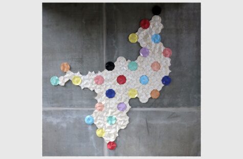 Uten tittel (1) Kunstverk av Jørgen Moe og Vigdis Dagsdatter Øien som henger i trappen i Astrid Vatnes Hus. Fargede prikker på hvit overflate.