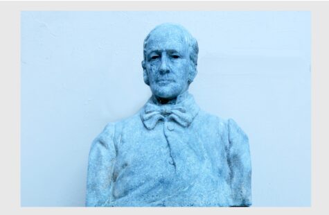 Byste ute Thoning Owesen (uferdig) Byste av Thoning Owesen som står i Glassgården.