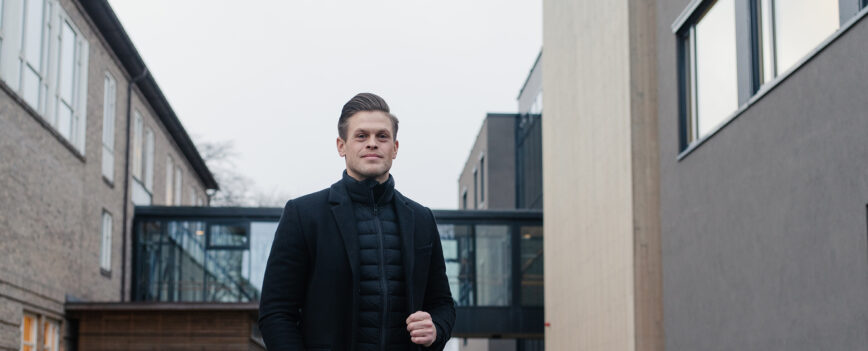 Mannlig lærer foran "broa" utenfor Dronning Mauds Minne