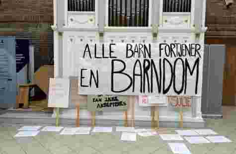 Bilde av mange bannere og plakater til støtte for barna i Gaza.