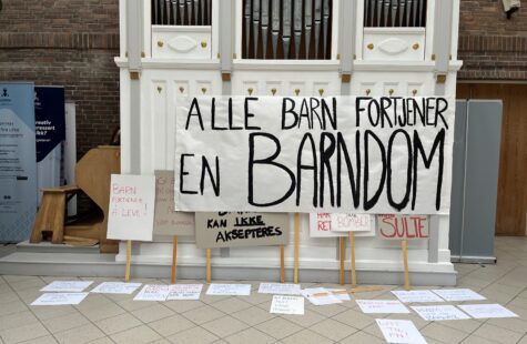 Bilde av mange bannere og plakater til støtte for barna i Gaza.