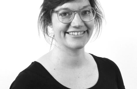 Et svarthvitt portrett av en ung kvinne.