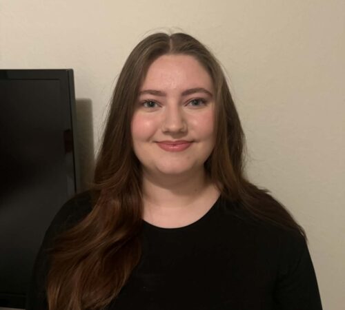 Portrett av en kvinne foran en pc-skjerm.