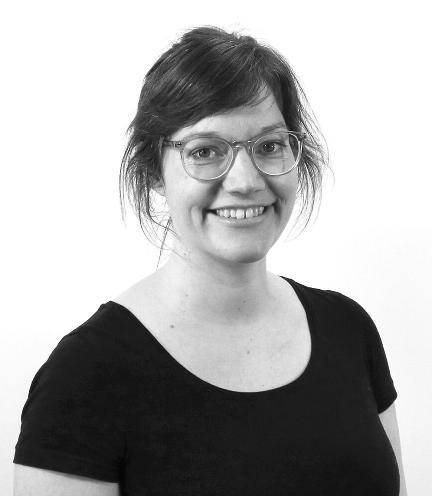 Et svarthvitt portrett av en ung kvinne.