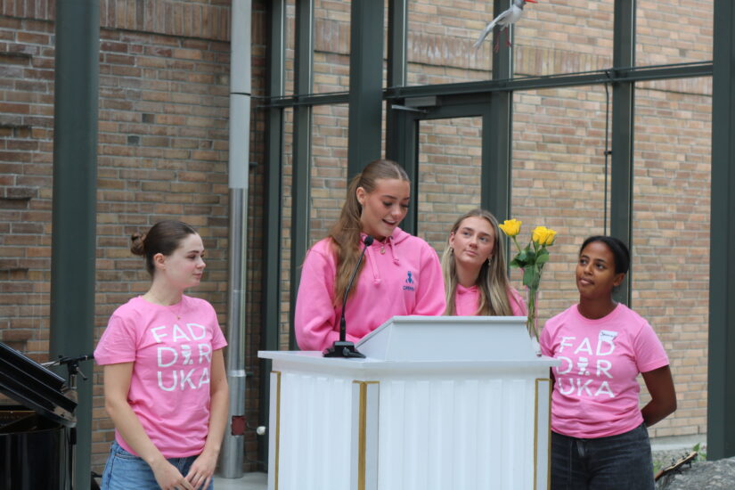 4 unge kvinner i rosa t-skjorter som det står Fadderuka på.