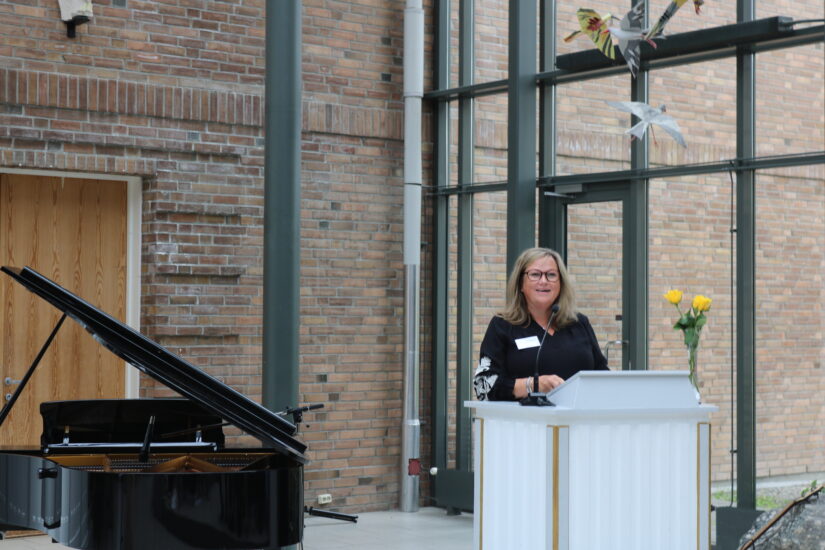 Portrett av en kvinne ved en talerstol.