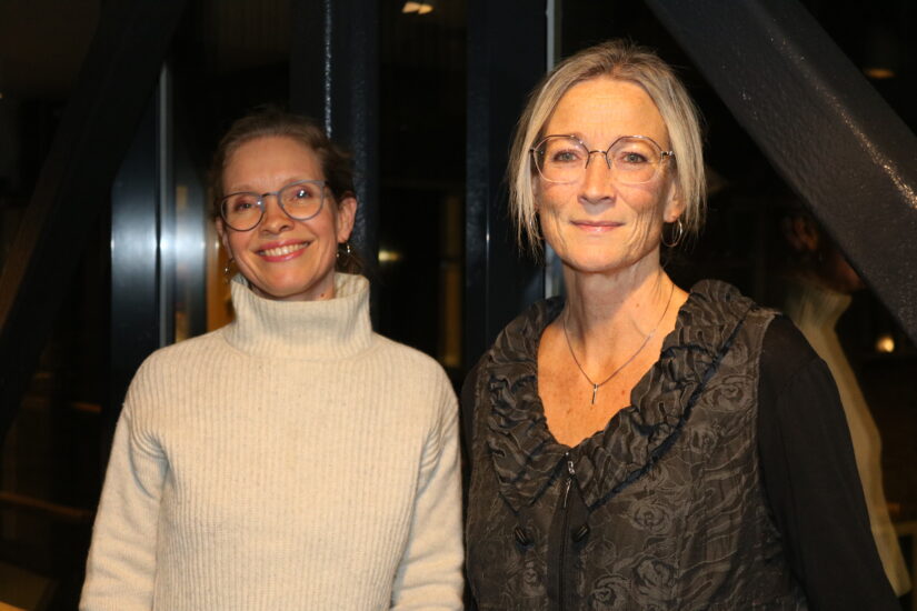 To kvinner poserer for et bilde.