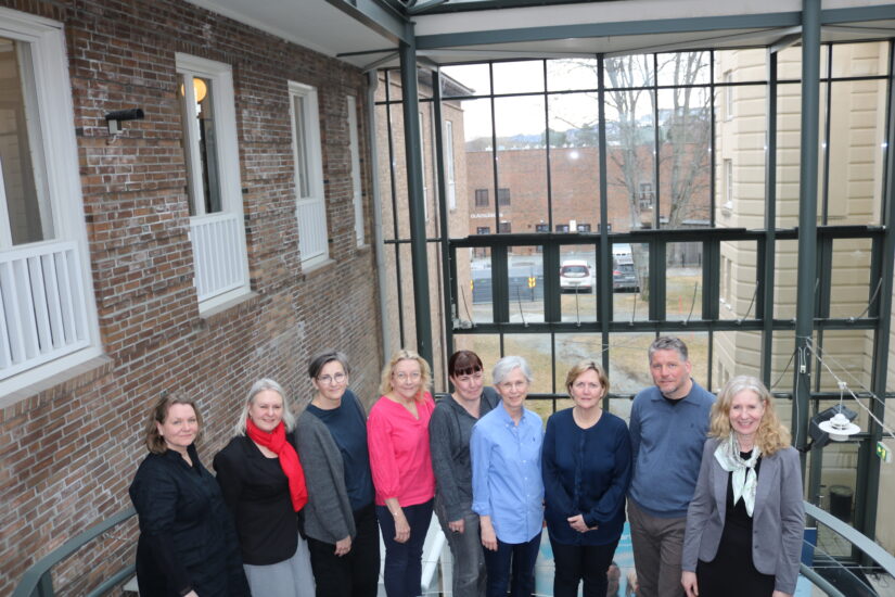 En del mennesker er samlet i en trapp.