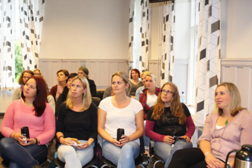 Både styrere og studenter møtte opp på åpningen av det nye ABLU-studiet ved DMMH.